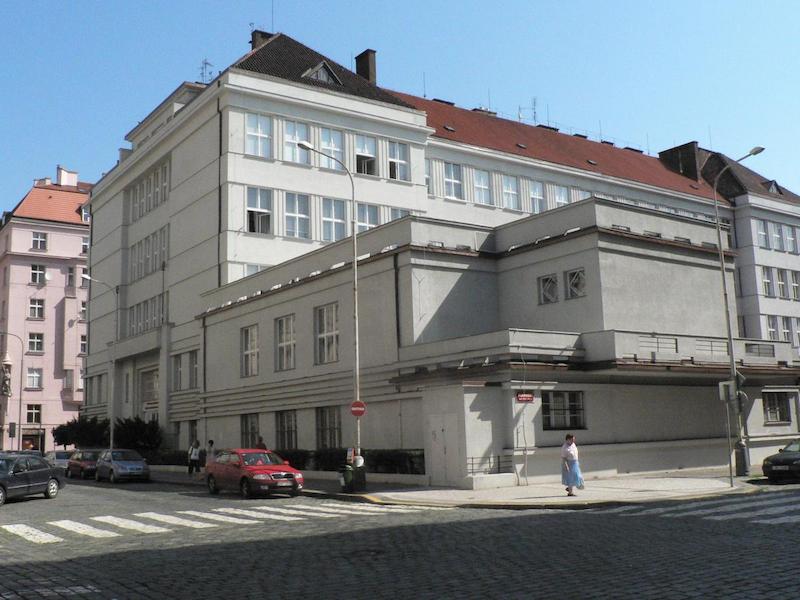 Высшая специальная школа экономических исследований, Гимназия, Средняя промышленная школа пищевых технологий и Средняя школа естественных наук и ветеринарии, Прага 2